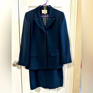 Ladies Le Suit Size 8 Navy Blue matching jacket and skirt suit.